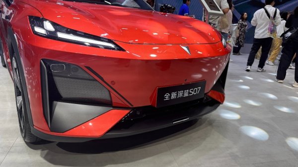 红河配资 深蓝S07成都车展惊艳登场：超级增程2.0系统+华为智驾ADS SE引领潮流